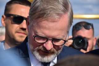 Videoválka mezi Babišem a Fialou se mění v cirkus. Premiér znovu moralizuje o drahotě, expremiér mu to vrací ironií