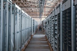 Za stejnou elektřinu platí majitelé baterií dvakrát. Přitom pomáhají stabilitě sítě