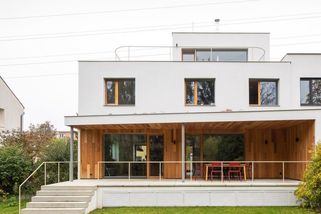 Starší dům v Praze se díky rekonstrukci stal komfortním bydlením s prostornou krytou terasou - Novinky