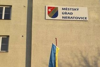 Osmkrát už zastupitelé Neratovic řešili ukrajinskou vlajku. Před radnicí zůstává