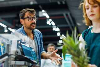 „Musel jsem čekat než si prodavačka dopíše smsku,“ stěžuje si Ladislav (39 let). Nejsme stroje, brání se zaměstnanci