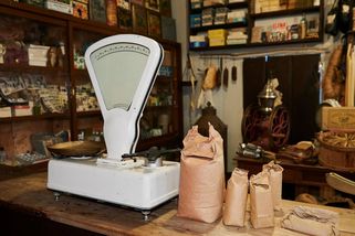 Maloobchod za socialismu: Nedostatkové zboží, dlouhá fronta a touha po západním životním stylu