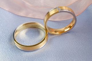 Vyhozené snubní prsteny našel mezi 20 tunami odpadu. Pomohl celer - Novinky