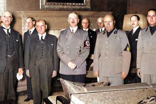 „Chcimíři“ darovali Hitlerovi Československo. Teď chtějí podrazit Ukrajinu - Médium.cz