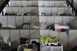 Kritická situace. Na 18 metrech čtverečních žije až šest migrantů, stěžují si starostové německých obcí - Novinky