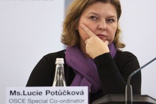 Poslanci loni vyjeli na 111 zahraničních cest, další jim zhatila jednání Sněmovny - Novinky