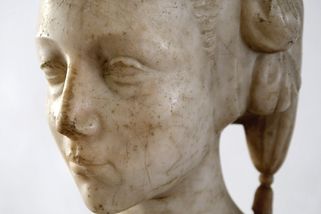 Úředník slovenského ministerstva kultury s policisty v kuklách odvezl z muzea v Levoči bustu od Donatella - Novinky