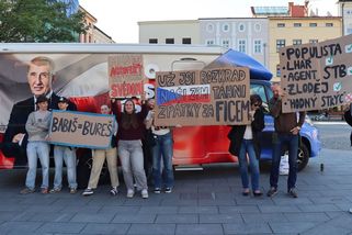 Nikdo nás neverboval ani neplatil, vzkazují studenti, kteří protestovali proti Babišovi na mítinku ve Frýdku-Místku - Novinky