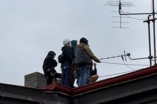 Střechu domu v Praze obsadili squateři. Po marném vyjednávání se čeká, až slezou - Novinky