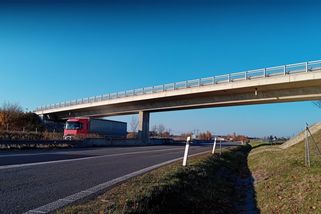 Vyčištěné dálnice. Reklamy z mostů zmizely, inzerenti nechtějí mít ostudu - Seznam Zprávy