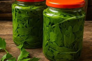 Jak naložit libeček doma: Osvědčený recept na bylinku, která zvýrazní polévky i omáčky - iVaříme - Články na Seznamu