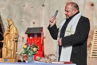 OBRAZEM: Slavnostní požehnání oficiálně zahájilo ražbu tunelu D11 u Trutnova