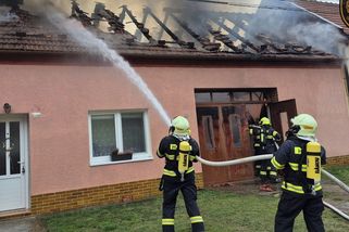 Oheň poničil rodinný dům na Uherskohradišťsku. Hořet začalo v garáži - Novinky