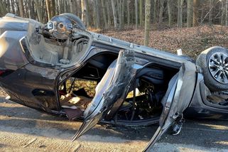 Po střetu vozidel u Prahy se z jednoho vysypaly náboje - Novinky