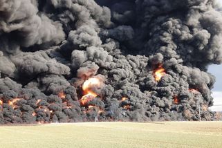 Požár cisteren na Přerovsku je pod kontrolou. Hasiči likvidují vodní lagunu vzniklou při hašení - Novinky