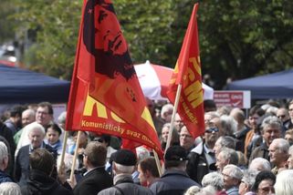 Instituce věnující se totalitám chtějí výslovný postih komunistické ideologie