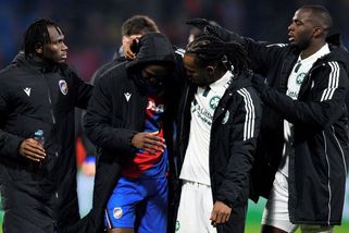 Obrovské emoce. Smutný hrdina Plzně skončil v slzách, utěšoval ho i bývalý hráč Bayernu - Sport.cz