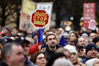 „Česko není na prodej,“ vzkázalo vznikající vládě zaplněné Staroměstské náměstí - Seznam Zprávy