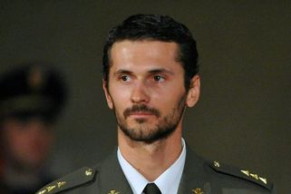 Zraněné kamarády na misi zachraňoval se střepinou ve tváři, teď bude první muž armádní elity generálem