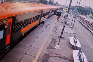 Mladík v Indii za jízdy vyskočil z vlaku. Málem osudný pád zachytila kamera - Novinky