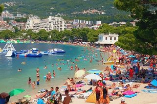 Dovolená na Makarské za 100 tisíc je jako nucený pobyt v plechovce od sardinek - Médium.cz