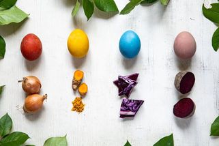 Přírodní barvení velikonočních vajec za pomoci věcí, které máte ve spíži. Jde to i bez chemie! - Proženy.cz