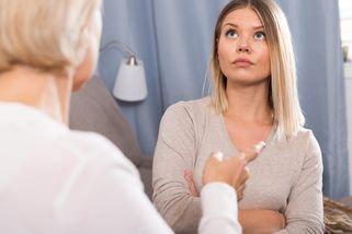 Tajně čtu dceři zprávy a sleduji ji: Raději ať mě do konce života nenávidí, než aby se jí něco stalo