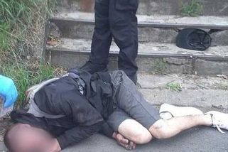 Zdrogovaný cyklista ležel u schodů v Rybářích. Choval se agresivně