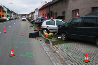 Opilá řidička v Chropyni zdemolovala čtyři zaparkovaná auta. Způsobila škodu za statisíce