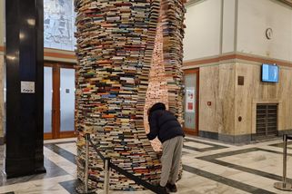 Šatnářka odešla, vrátného schovali. Nápor turistů mění ústřední knihovnu - Médium.cz