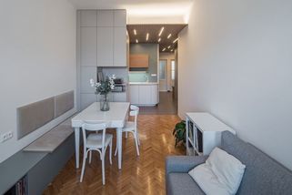 Dominantou bytu se stal dřevěný podhled, významným solitérem gramofon - Novinky