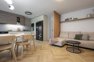 Panelákový byt před a po: 50 let staré vybavení muselo pryč! Po kompletní rekonstrukci mají 4+kk - Proženy.cz