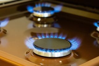 Plynové sporáky se začínají v bytových domech zakazovat. Víme, jestli je lepší přejít na indukci, nebo sklokeramiku