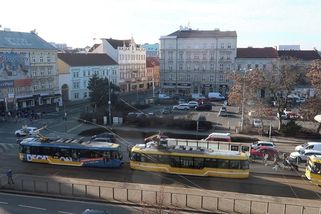 Stromy porostou skrz střechy. Začíná proměna nejrušnější části centra Plzně - Novinky