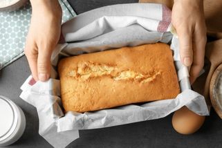 Měkčí maso i rovnoměrnější propečení: To vše umí pečicí papír. Znáte trik, aby se neroloval?