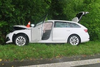 Řidiče v Přerově přemohl mikrospánek. Se škodovkou narazil do stromu a skončil v nemocnici - Novinky