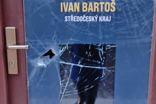 Na poslaneckou kancelář Ivana Bartoše někdo zaútočil sekerou - Novinky