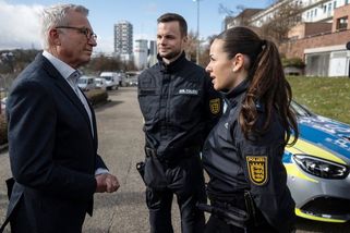 Kdo zaútočí na policistu nožem, sám se rozhodl zemřít, vzkázal agresorům německý zemský ministr - Novinky