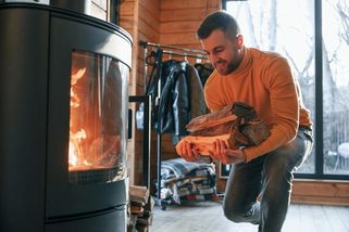 Poznatsvět | Topení dřevem a jeho limity: Od roku 2024 platí zákaz starých kotlů, další změny se chystají