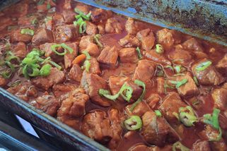 Pomalu pečená krkovice na pivu a medu: Šťavnaté maso s bohatou omáčkou