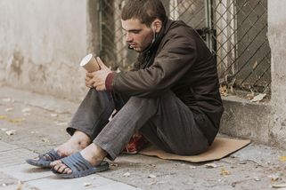 Dala jsem na ulici bezdomovci 70 Kč na jídlo: za chvíli jsem ho viděla, jak jde z obchodu s vínem - Médium.cz