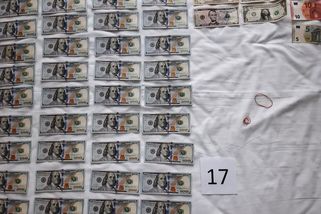 Ukrajinci vozili do Česka krajany a na falešná potvrzení inkasovali dávky. Přišli si na 11 milionů - Novinky