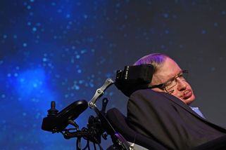 Varování Stephena Hawkinga: Mimozemšťané nás mohou kolonizovat jako Evropané Ameriku