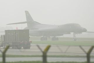 Mlha zabránila přistát americkým bombardérům v Británii - Novinky