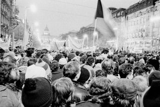 Sametová revoluce: Vůle lidu nebo velký podvod - Médium.cz