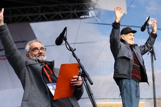 První dáma mezi stovkami protestujících, emotivní Trojan i dojemné gesto pro Svěráka. Slavní na demonstraci