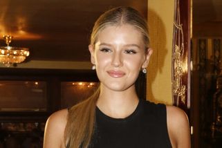 Po rozchodu s Mišíkem je zahrnuta láskou. Natálka Jirásková ukázala, jak se nechává hýčkat