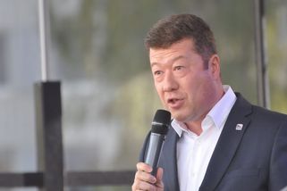 Ostuda jak vrata. Ženíšek připomněl zahraniční rea...