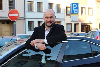 Skutečný populismus? Brát lidem a hrát divadlo do kamer - Médium.cz