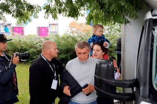 Zloději, lháři, estébáku! Babiše na mítinku v Kopřivnici pronásledovala žena s dítětem - Novinky